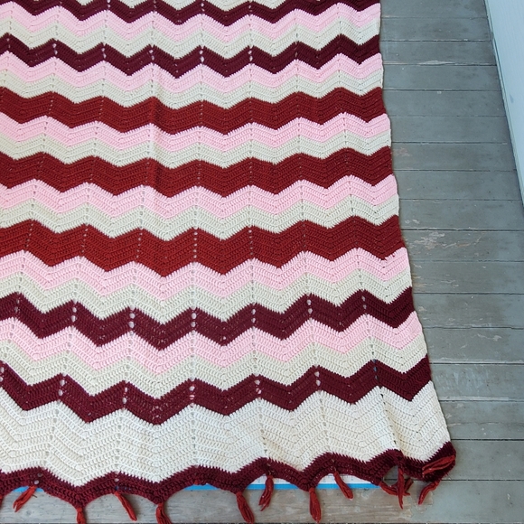 Chevron Zig Zag Crochet Afghan Blanket Throw Pink Red 65"x56" Handmade Vintage - Picture 6 of 12